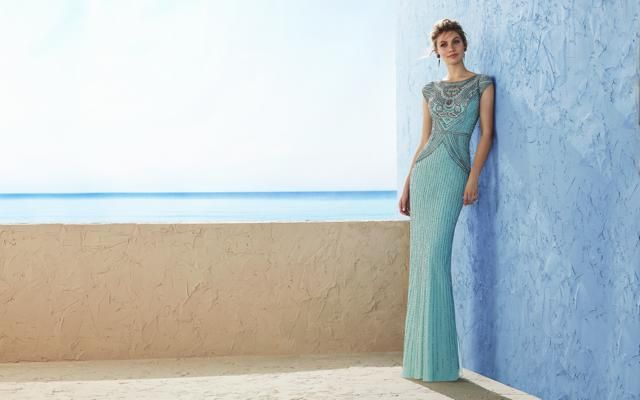 Vestido verde claro pedrería plomo