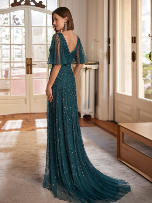 VESTIDO CEREMONIA DE PEDRERÍA Y MANGAS DE CAPA