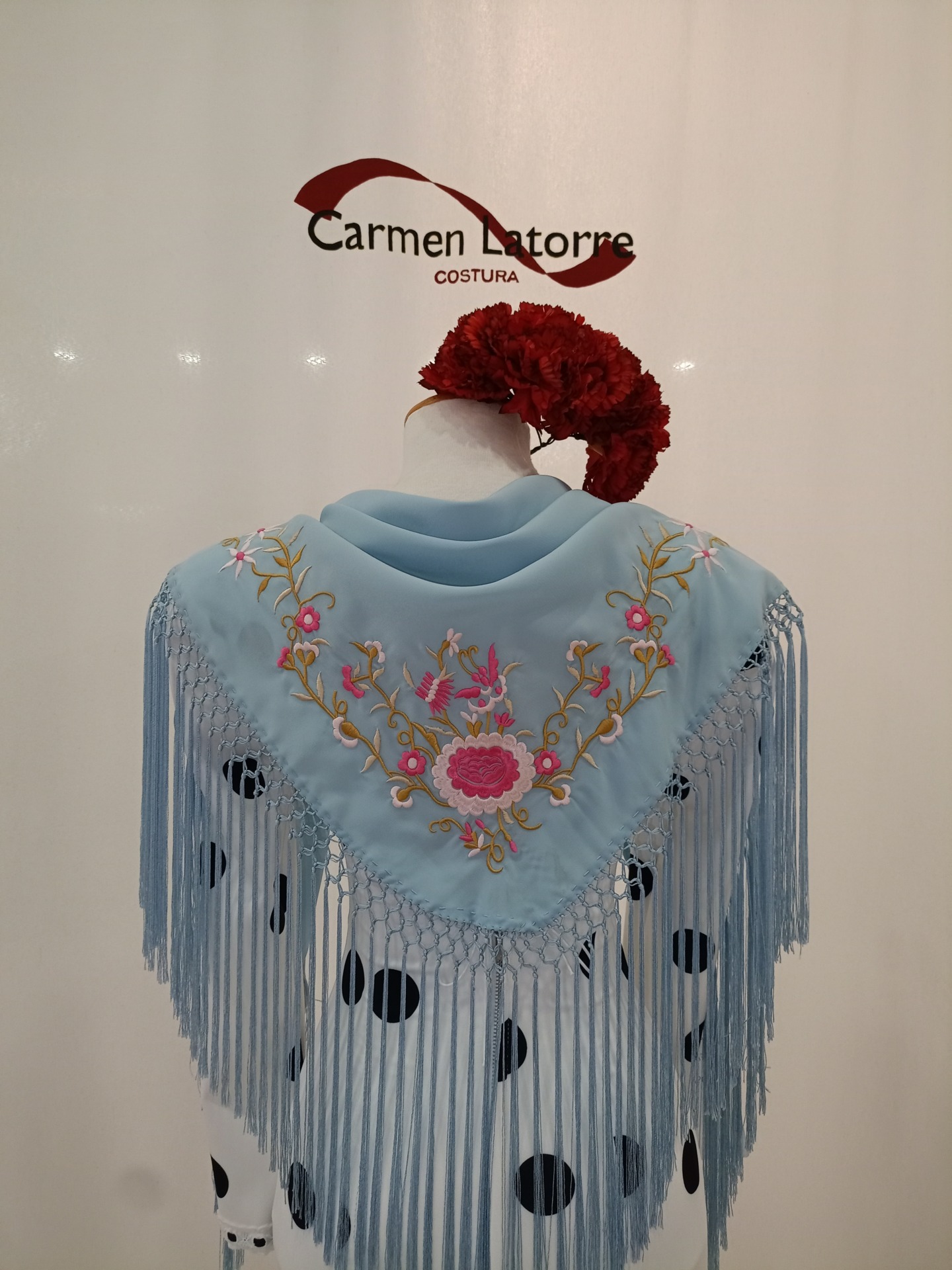 Mantoncillo de señora bordado azul celeste