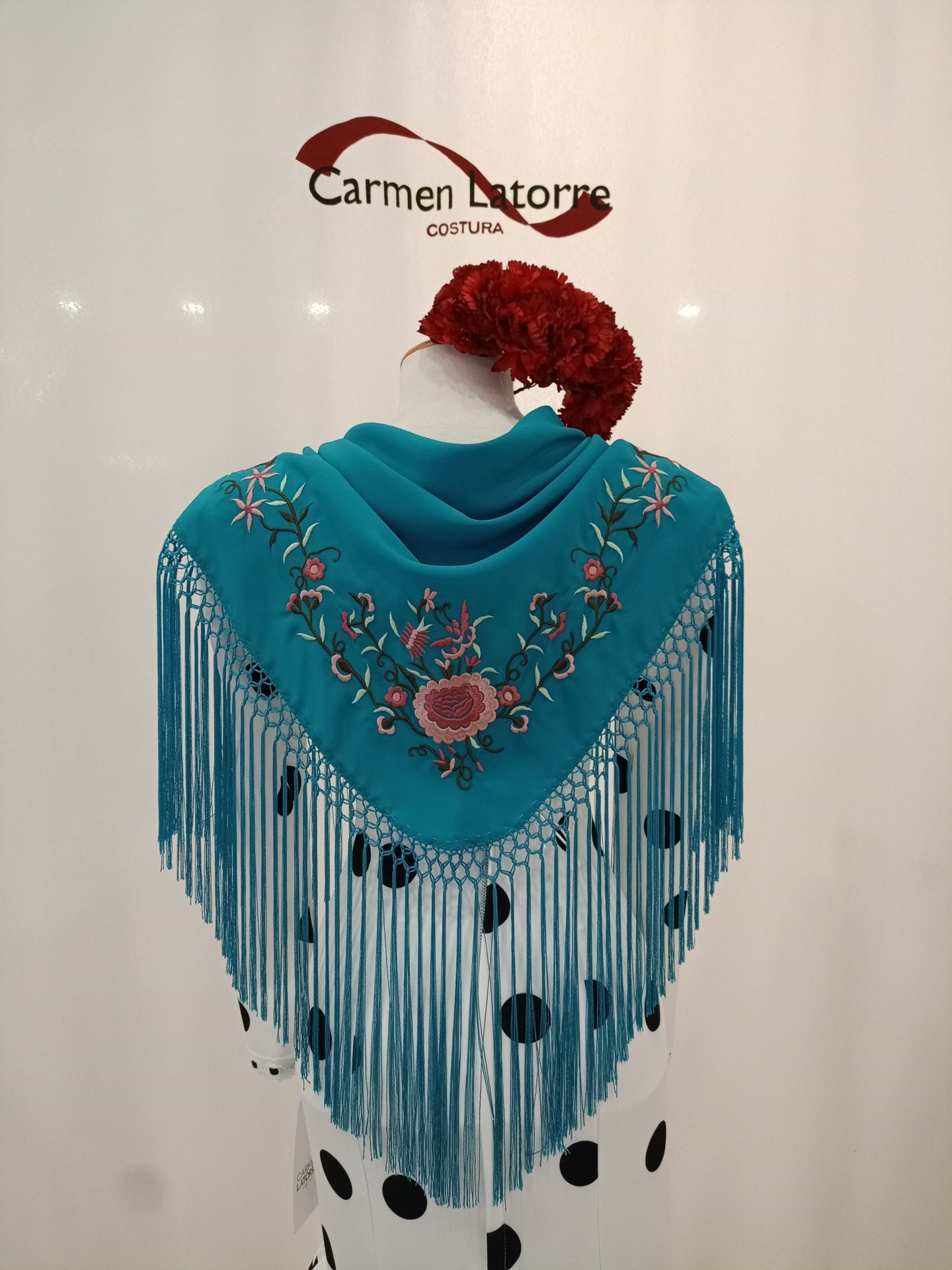 Mantoncillo de señora bordado agua marina