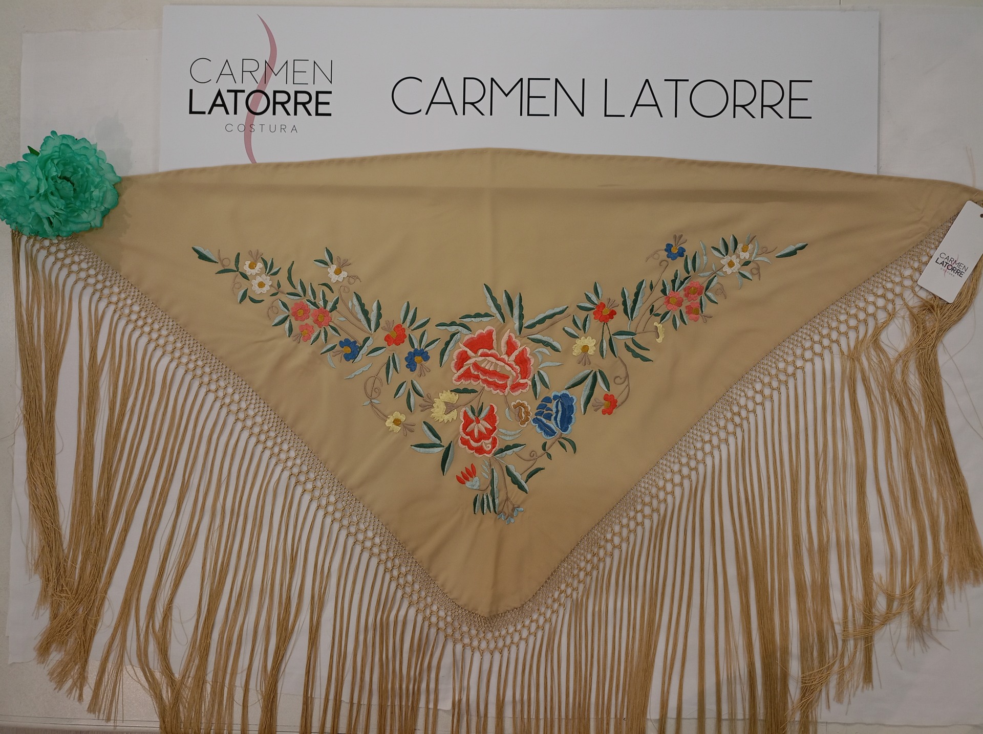 Mantoncillo de señora bordado camel - Imagen 2