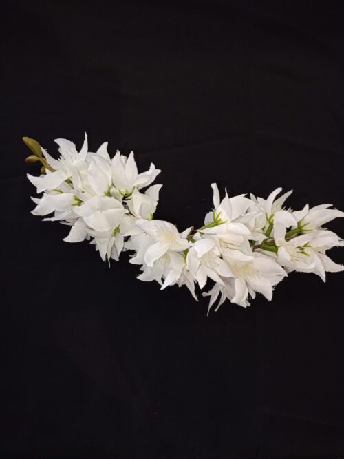 Corona de flores blancas