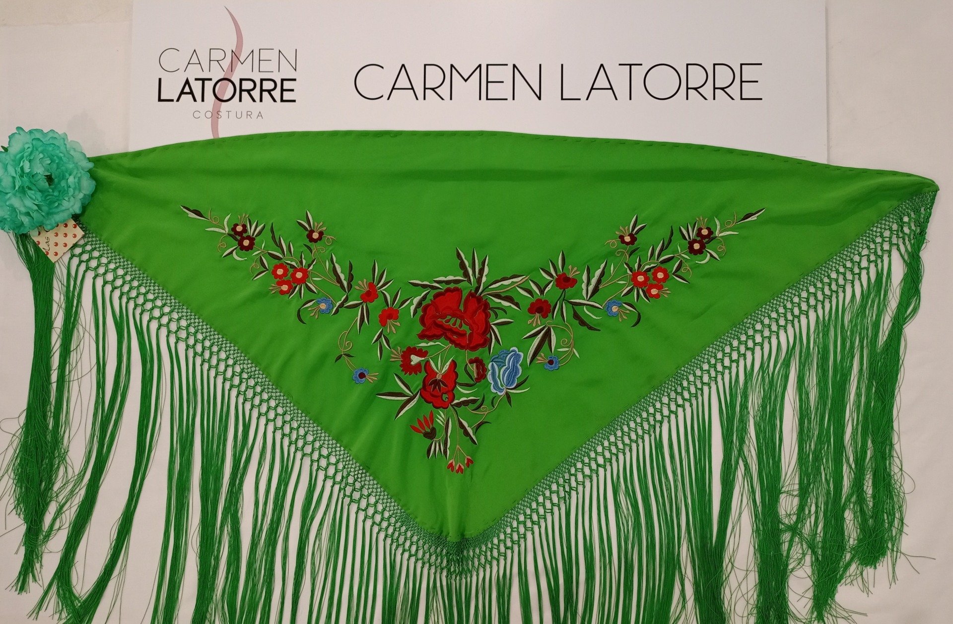 Mantoncillo de señora bordado verde - Imagen 2