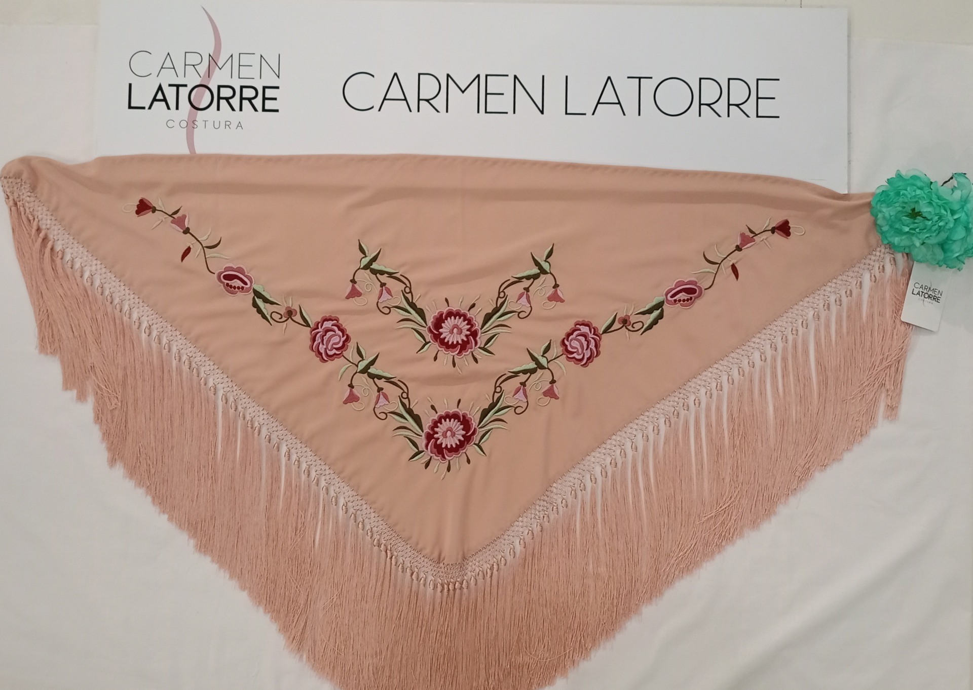 Mantoncillo de señora bordado rosa bebe - Imagen 2