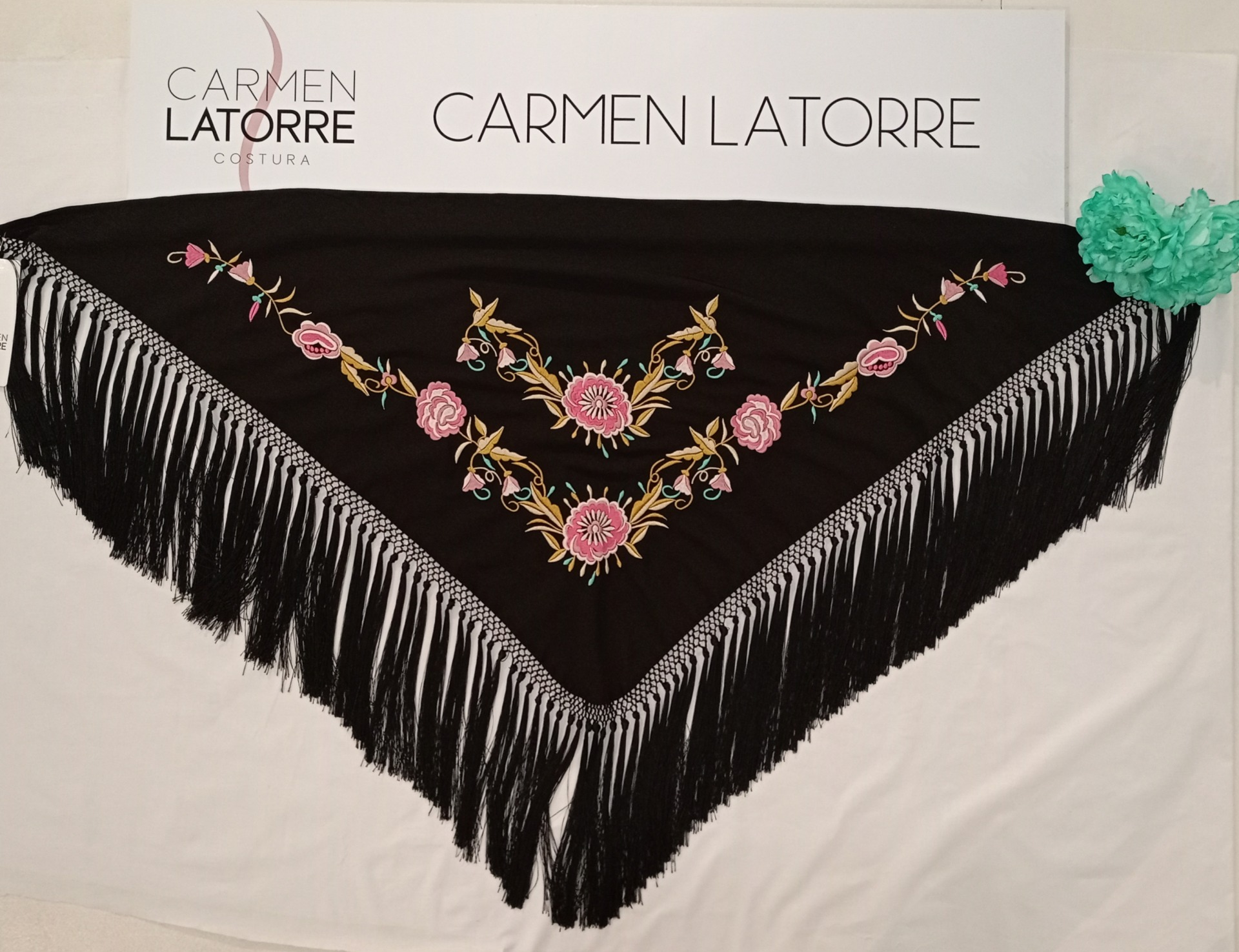Mantoncillo de señora bordado negro - Imagen 2