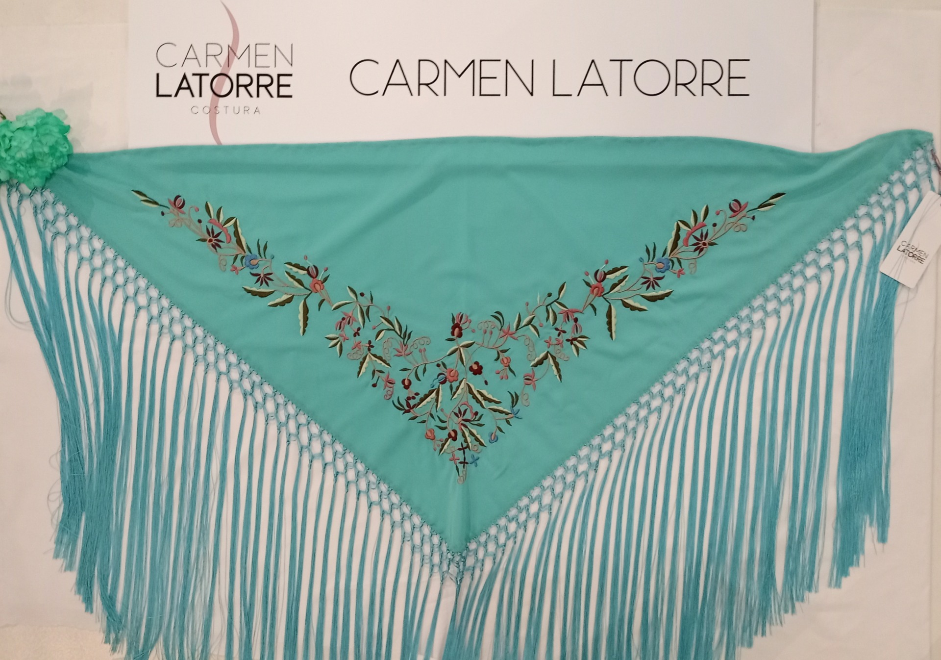 Mantoncillo de señora bordado turquesa - Imagen 2