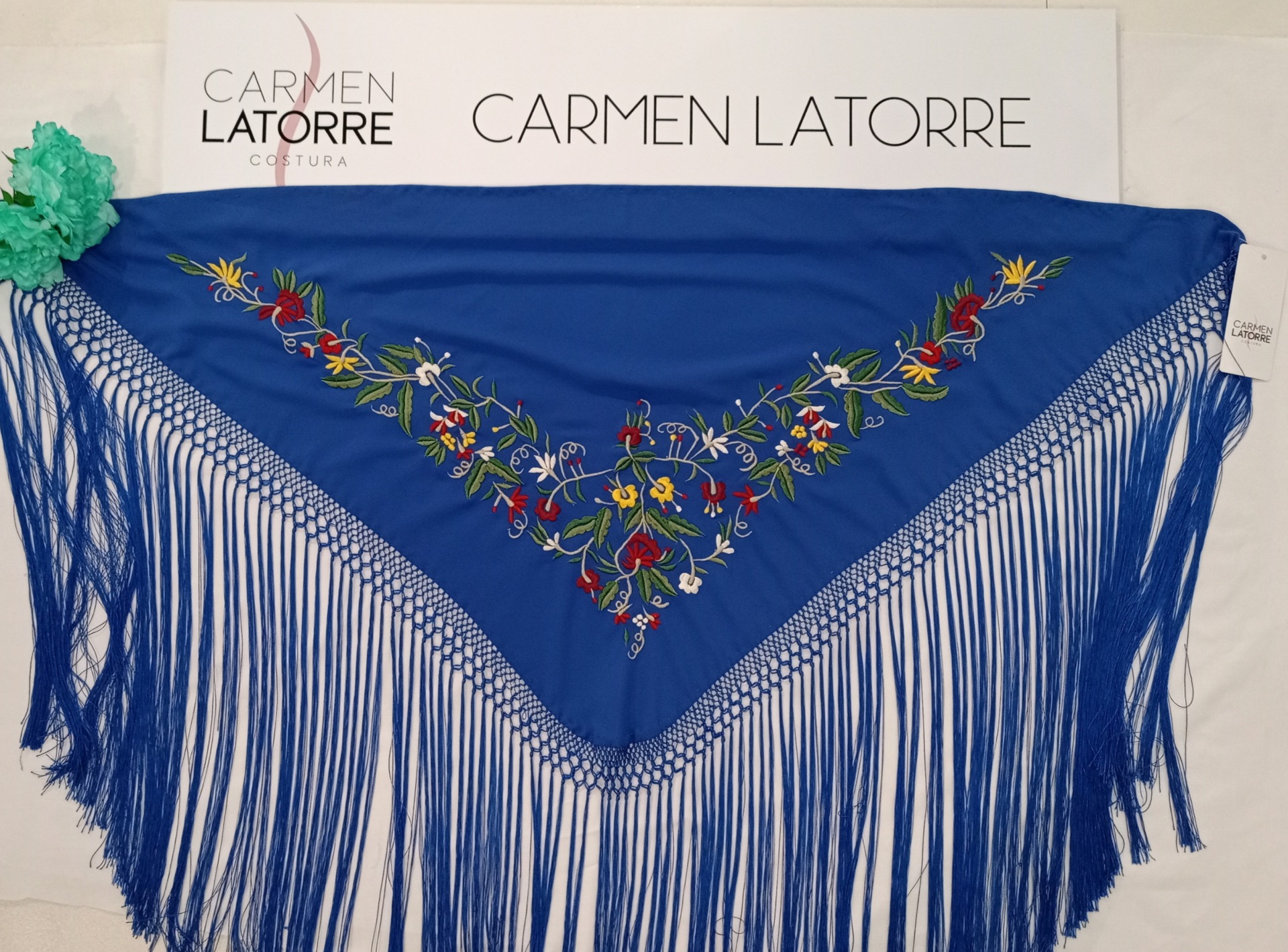 Mantoncillo de señora bordado azul pavo - Imagen 2