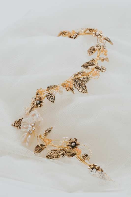 Tocado flexible oro viejo y nácar