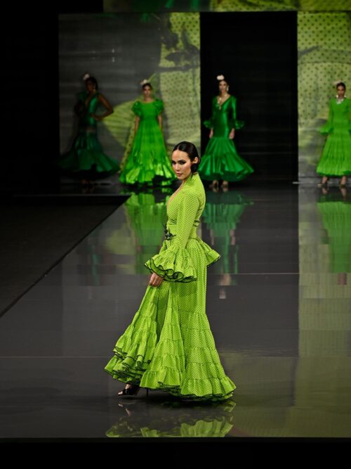 Vestido canastero con pantalón verde lima