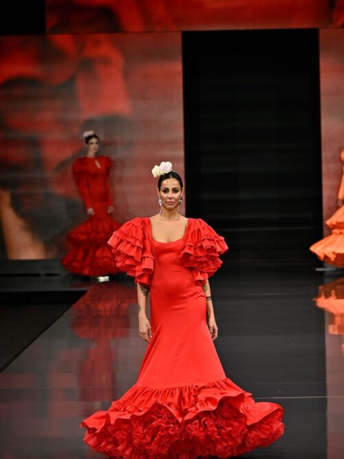 Vestido rojo mangas capa