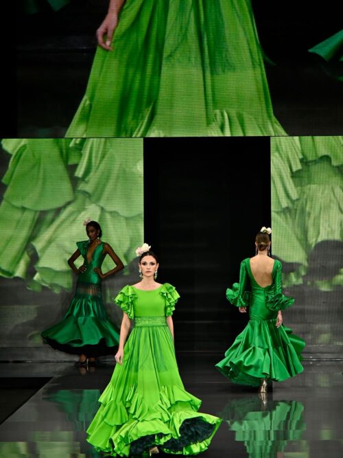 Vestido verde falda capa corte cintura