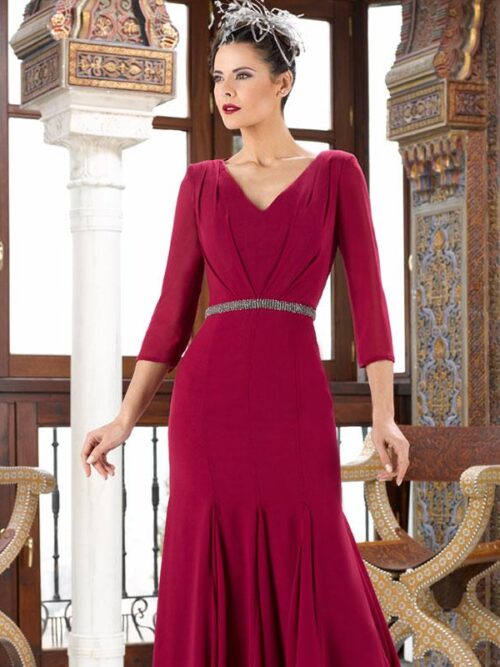 Vestido gasa burdeos con drapeado en el pecho y godets en la falda