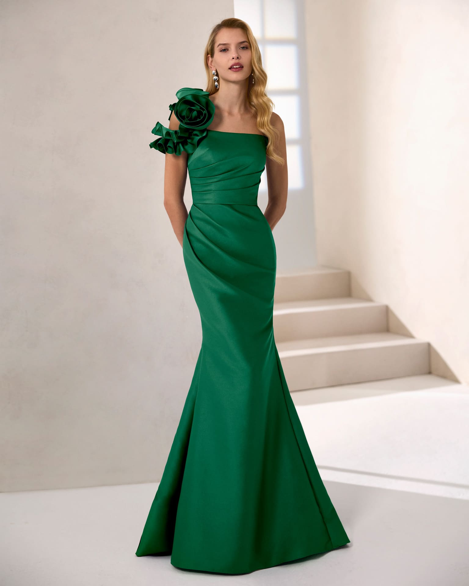 Vestido largo de mikado asimétrico floral