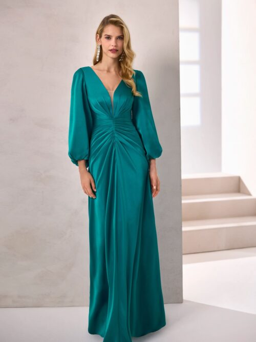 Vestido largo de raso con escote profundo