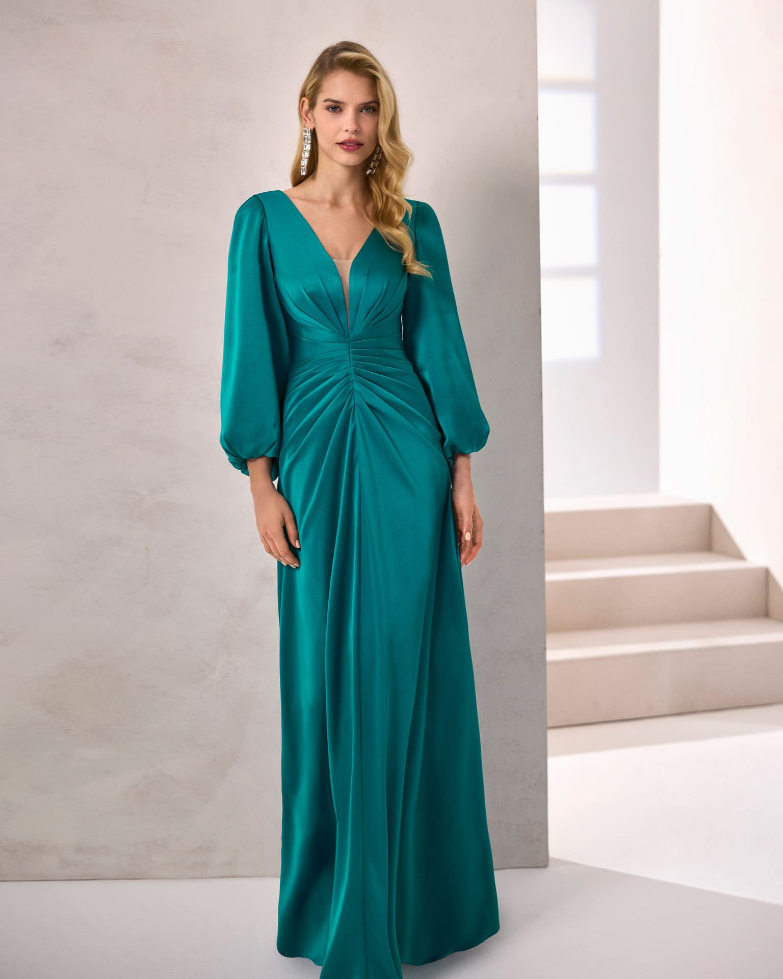 Vestido largo de raso con escote profundo