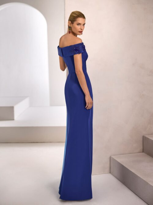 Vestido largo de satén con escote envolvente