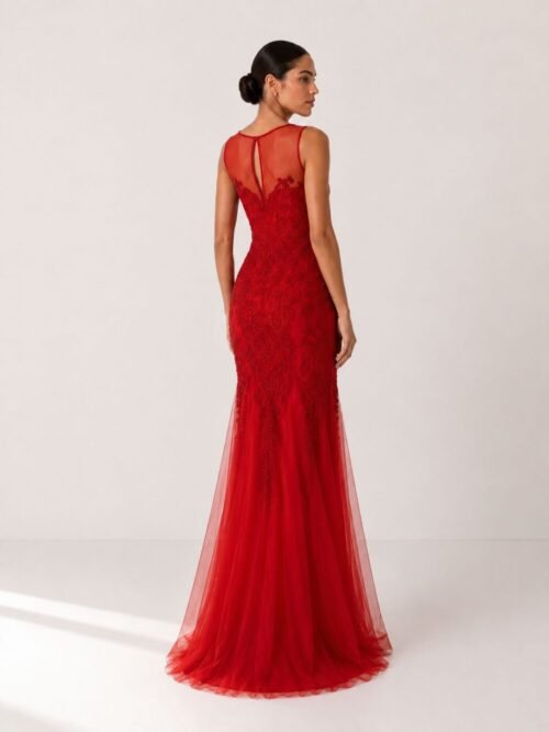 Vestido largo de pedrería corte sirena con transparencia