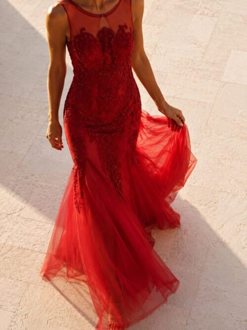 Vestido largo de pedrería corte sirena con transparencia